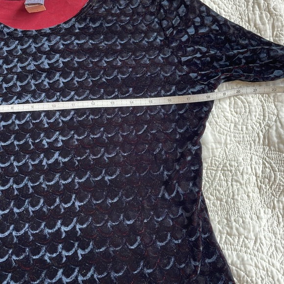 VTG black red velour scale top medium - Picture 6 of 10